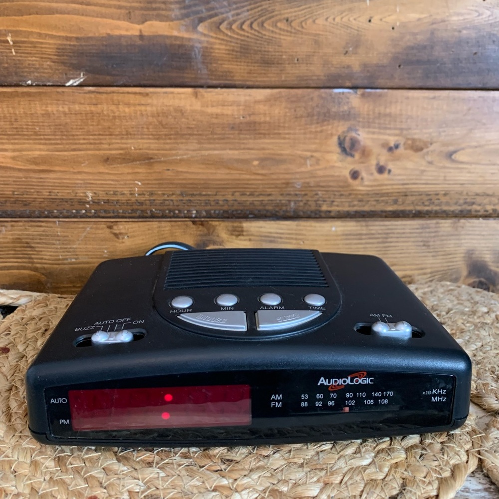 Vintage Audio Logic AM/FM Alarm Clock Radio